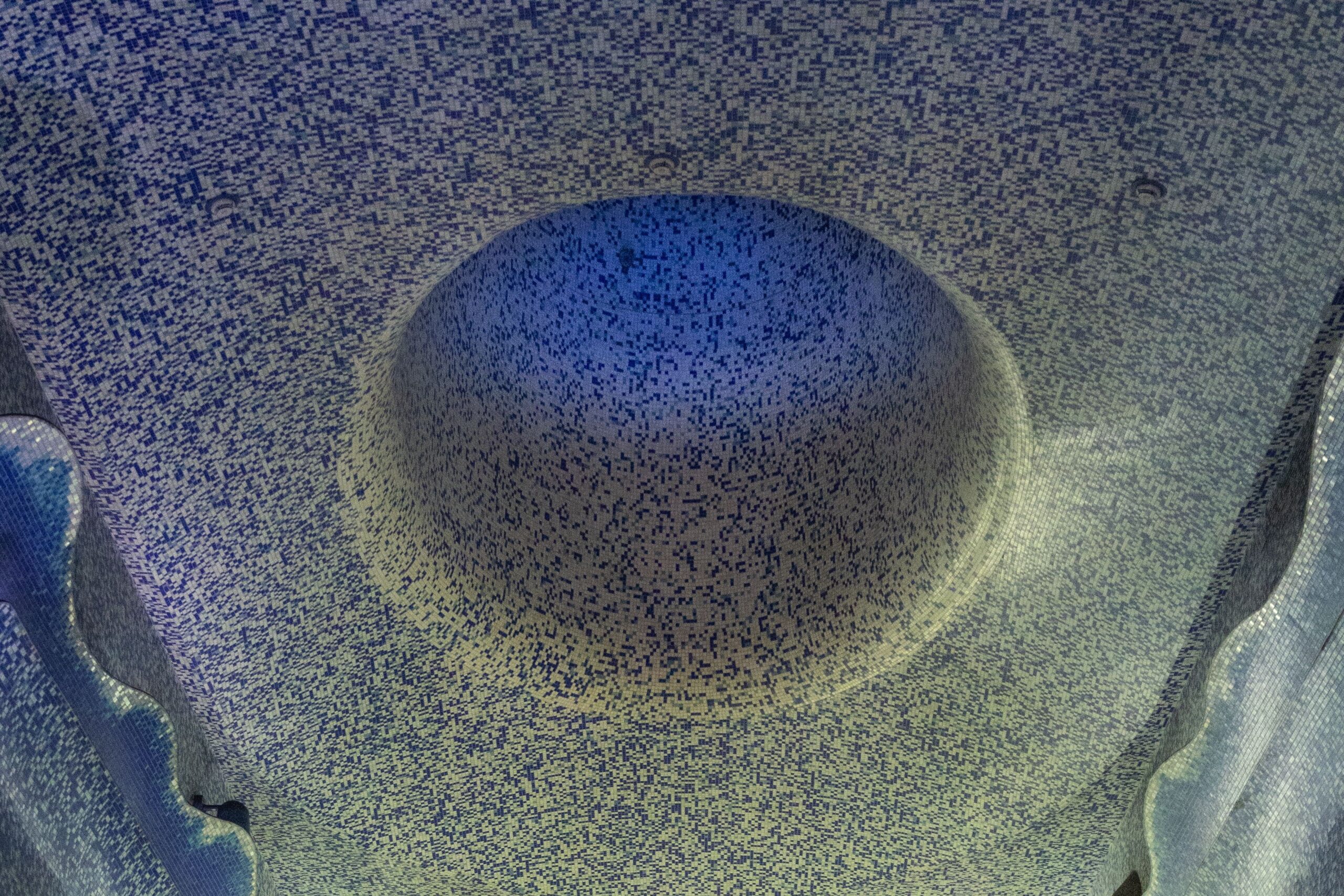 Auf dem Bild ist die blaue Mosaikkuppel in der Station Toledo der U-Bahn in Neapel zu sehen.