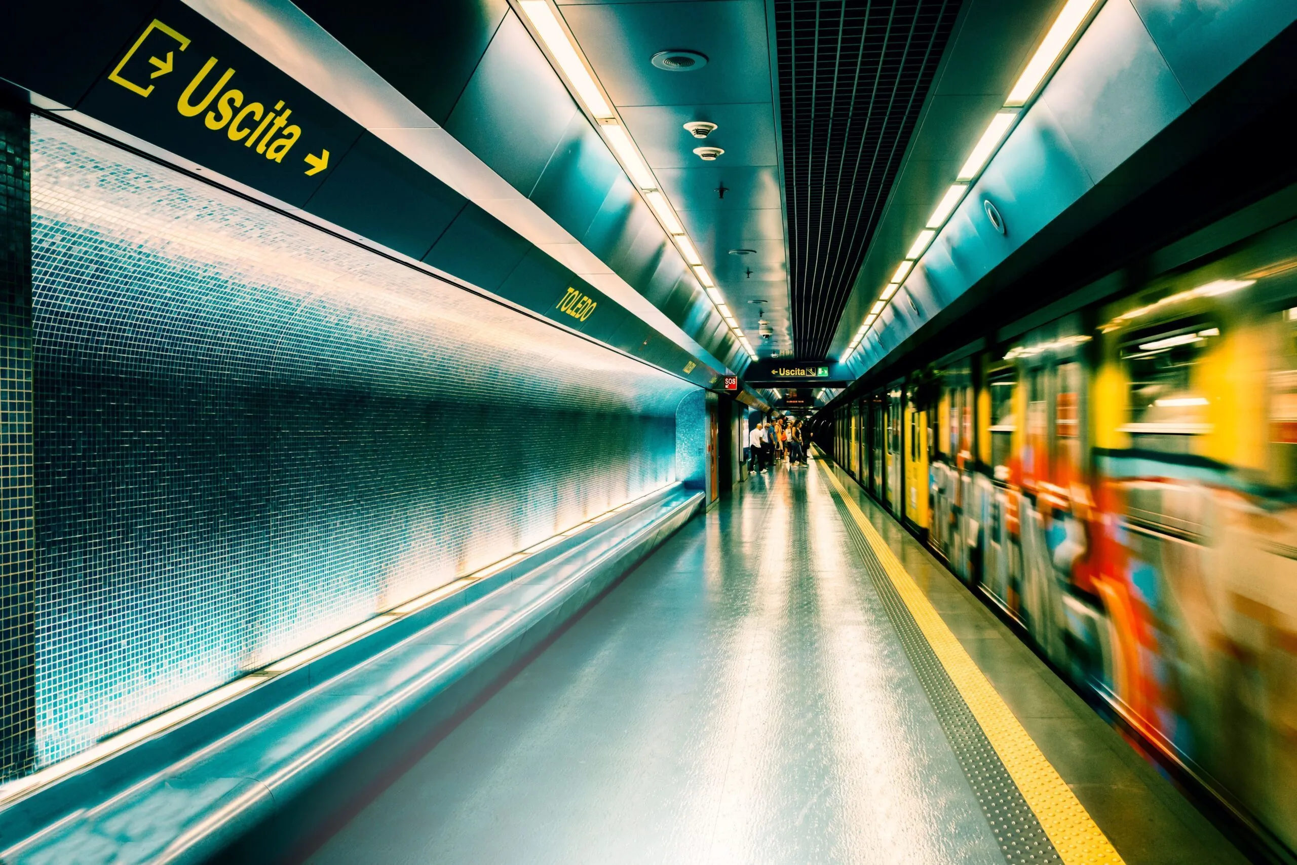 Auf dem Bild fährt ein Zug der Metro Neapel in die Station Toledo ein.