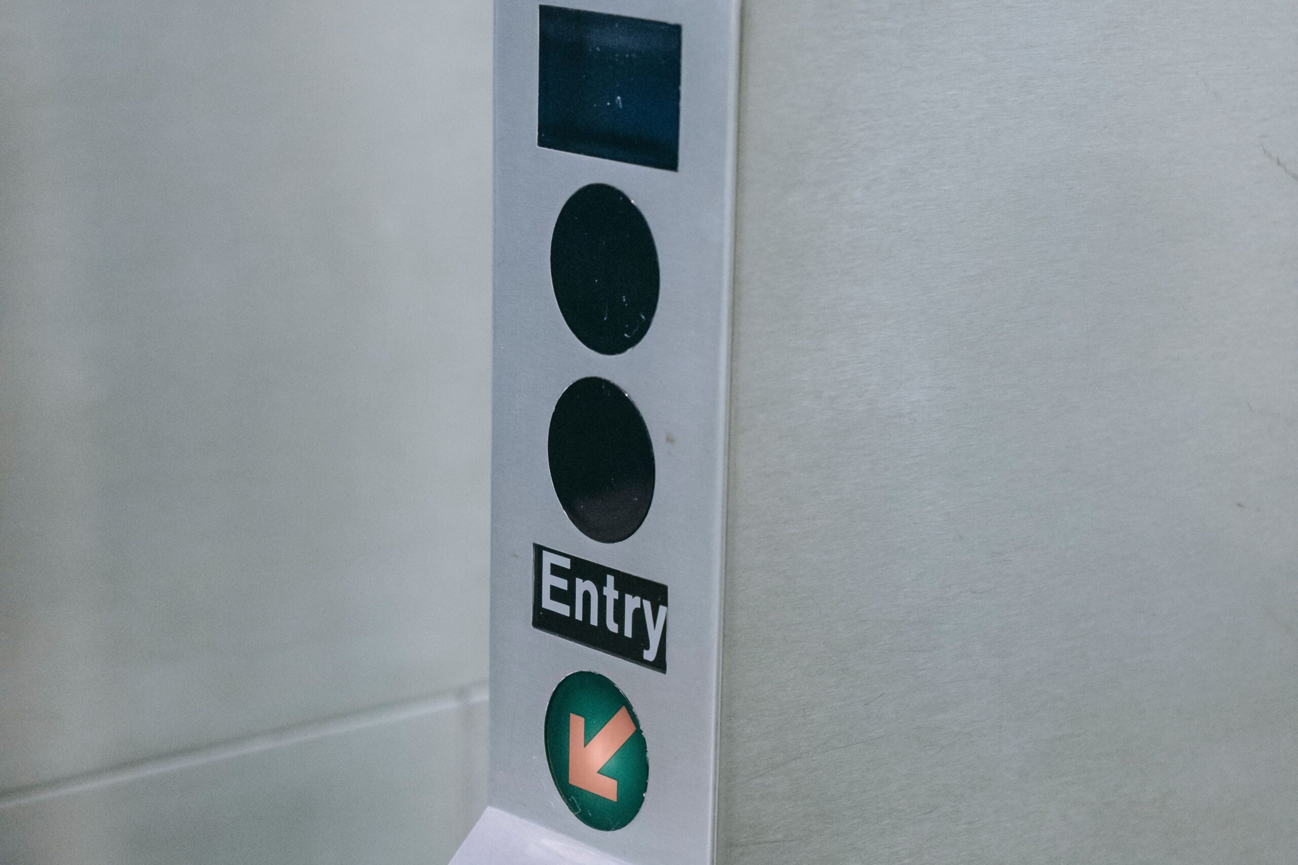 Ein kontaktloser Scanner kennzeichnet die Eingangsseite einer Metroschranke.