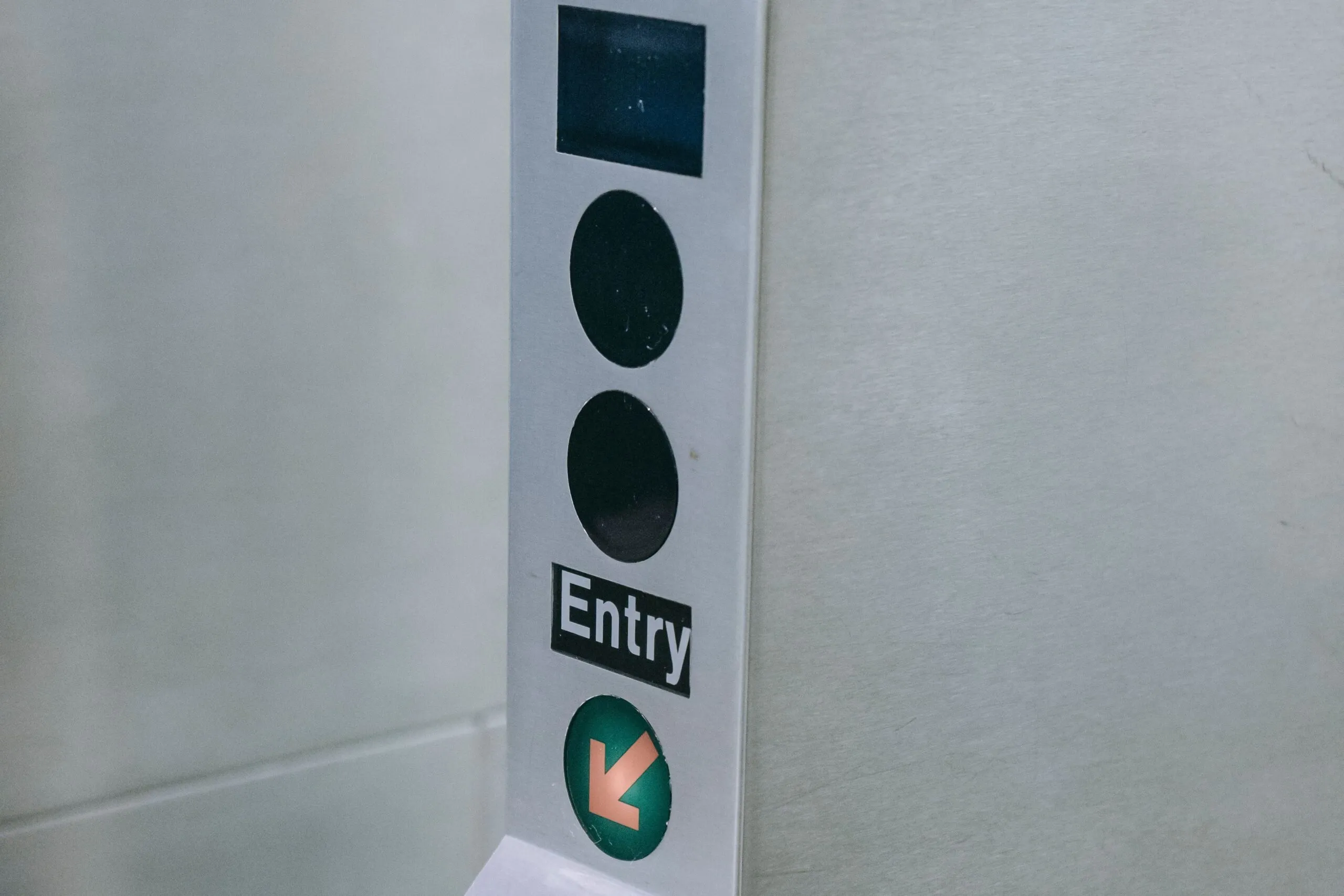Ein kontaktloser Scanner kennzeichnet die Eingangsseite einer Metroschranke.