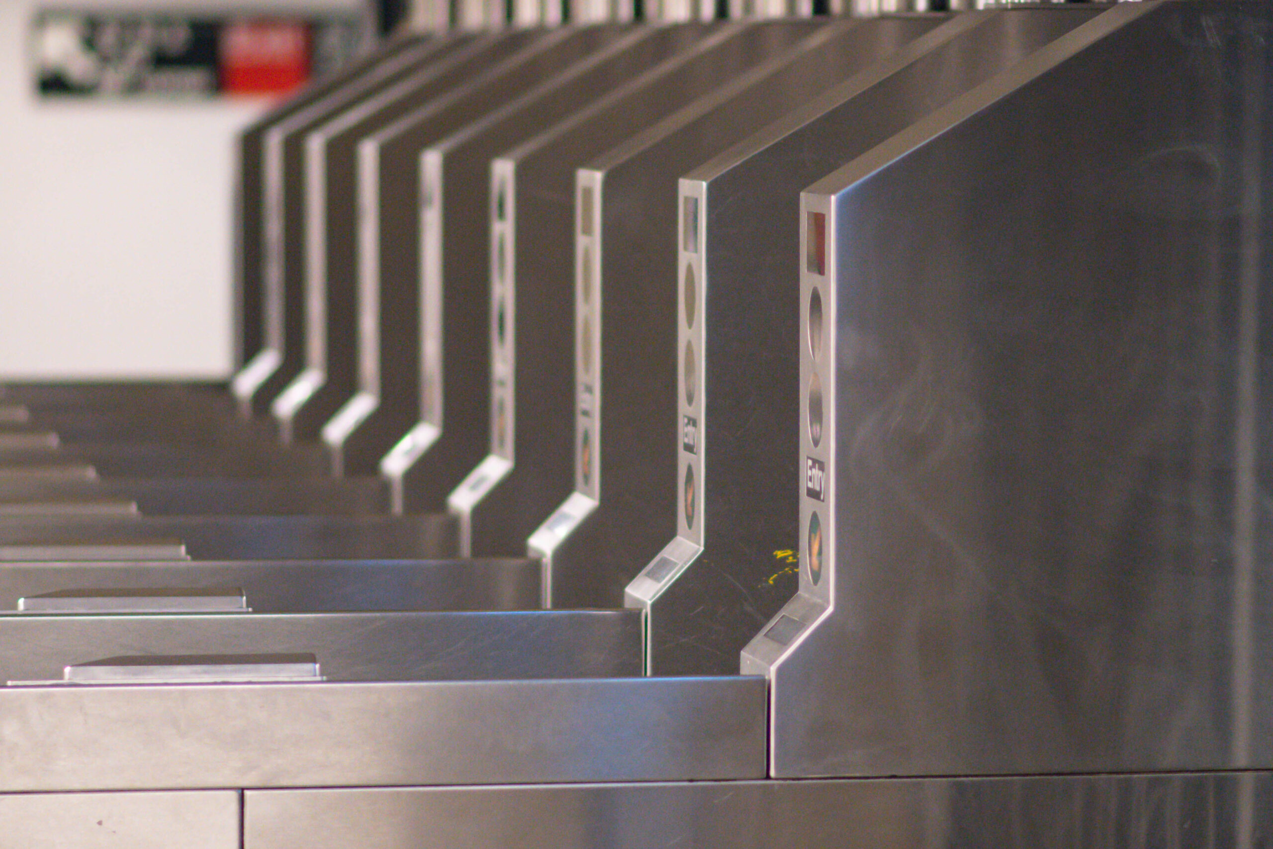 Automatische Ticketsperren stehen am Eingang einer U-Bahn-Station, wo Fahrgäste Fahrscheine oder IC-Karten auflegen.
