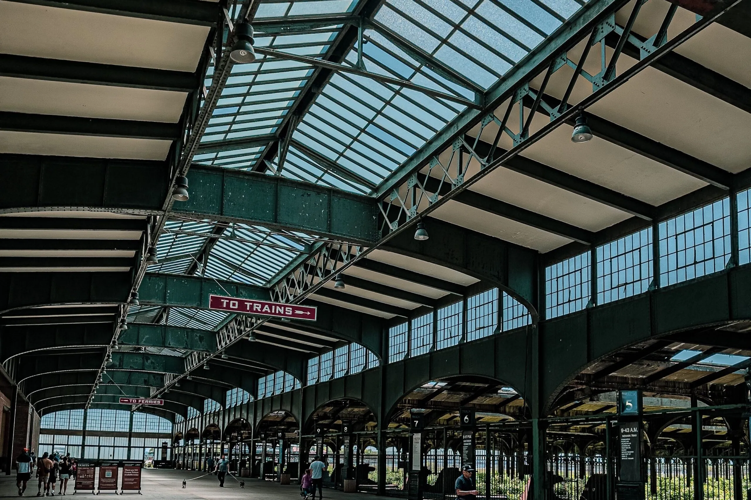 Unter dem Glasdach des historischen Hoboken Terminal liegen die Bahnsteige mit Anschlüssen der PATH-Bahn an Regionalzüge und Fähren.