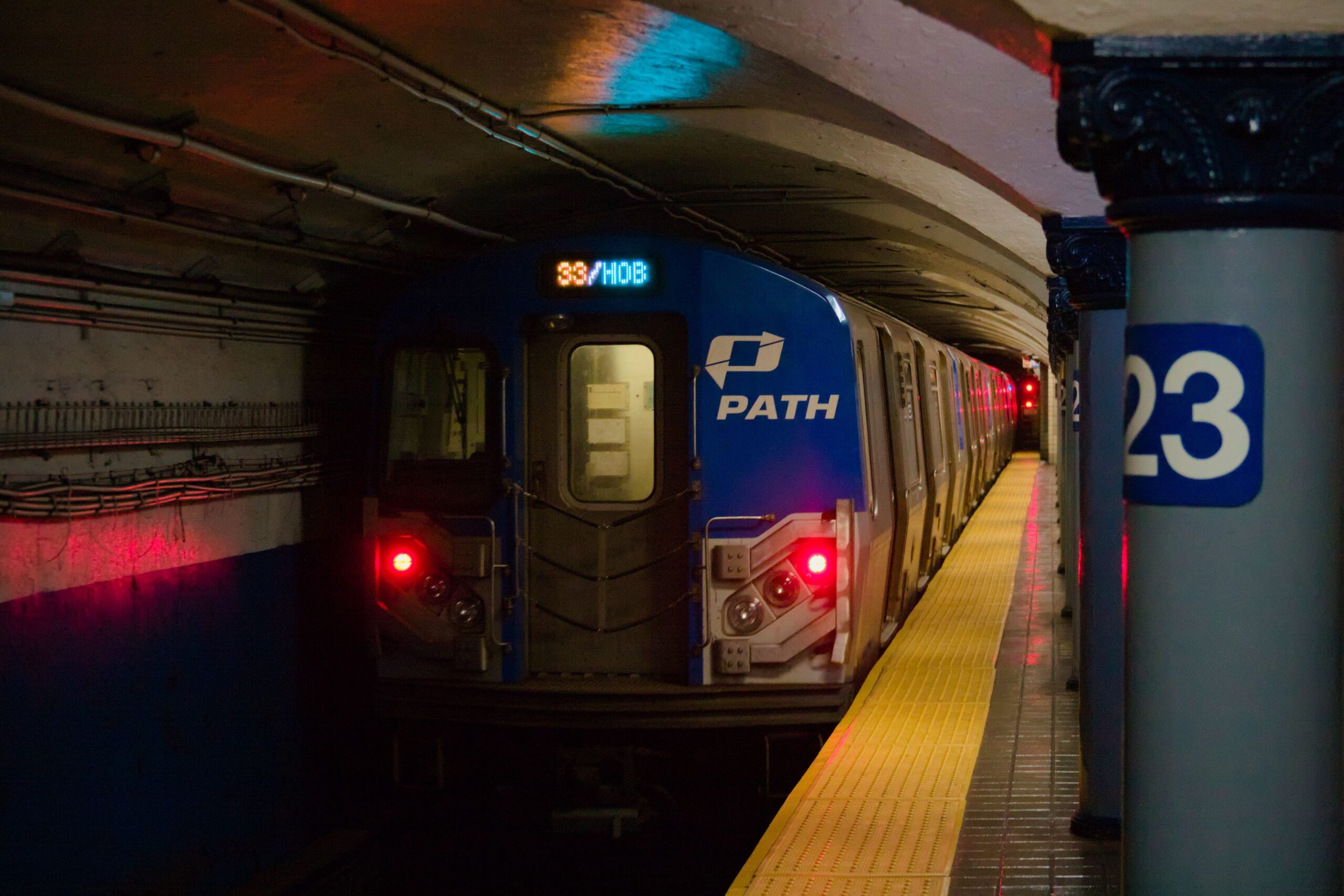 Ein PATH-Zug steht an der Station 23 Street und zeigt Hoboken als Ziel an.
