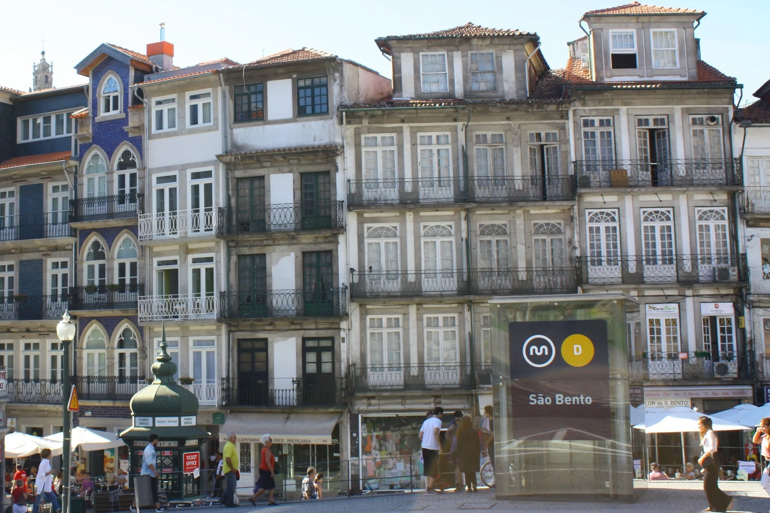 Der Eingang São Bento verbindet Fahrgäste der Metro Porto mit dem historischen Stadtzentrum.