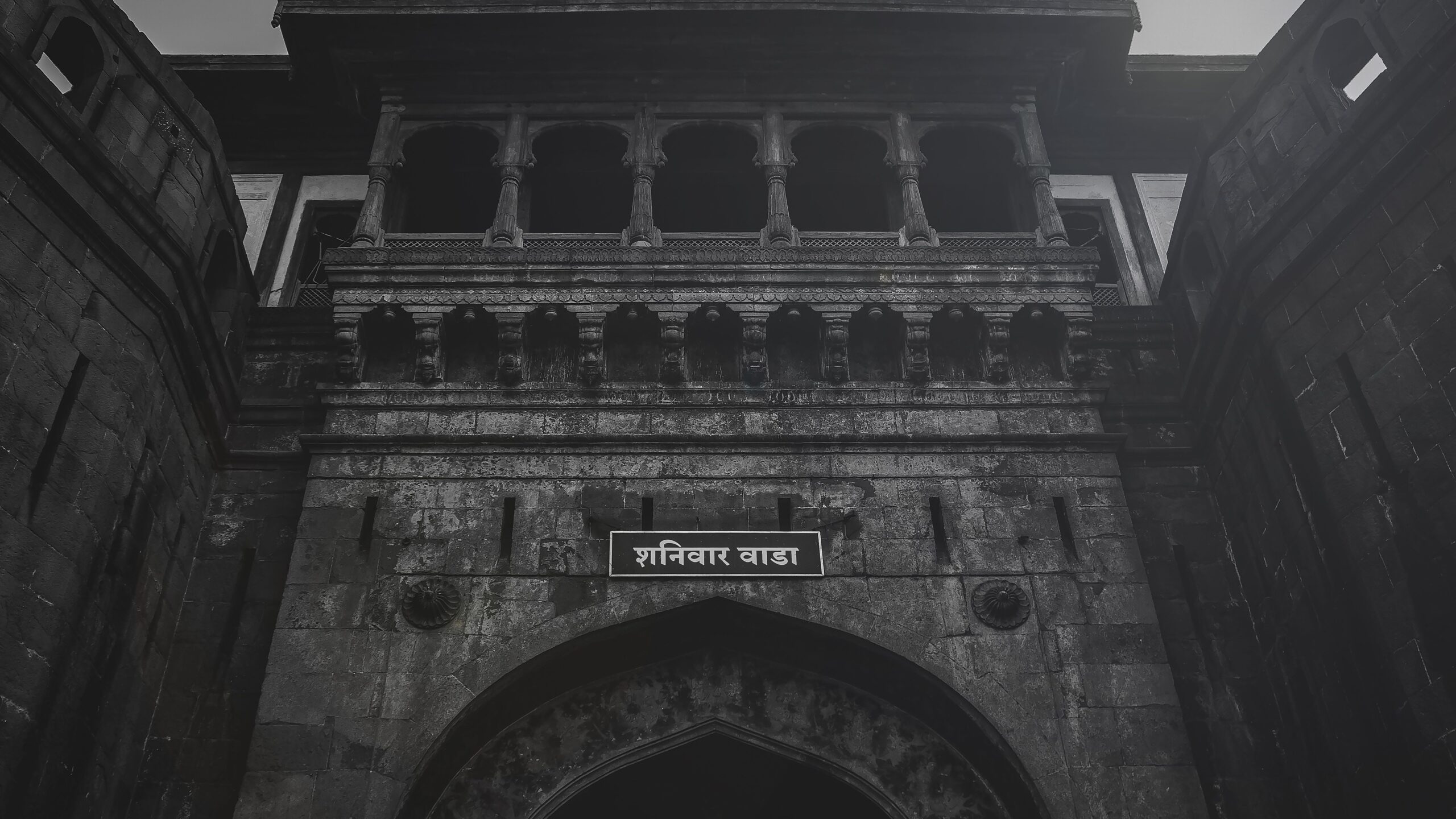Der steinerne Eingang von Shaniwar Wada liegt nahe der Purple Line der Pune Metro.