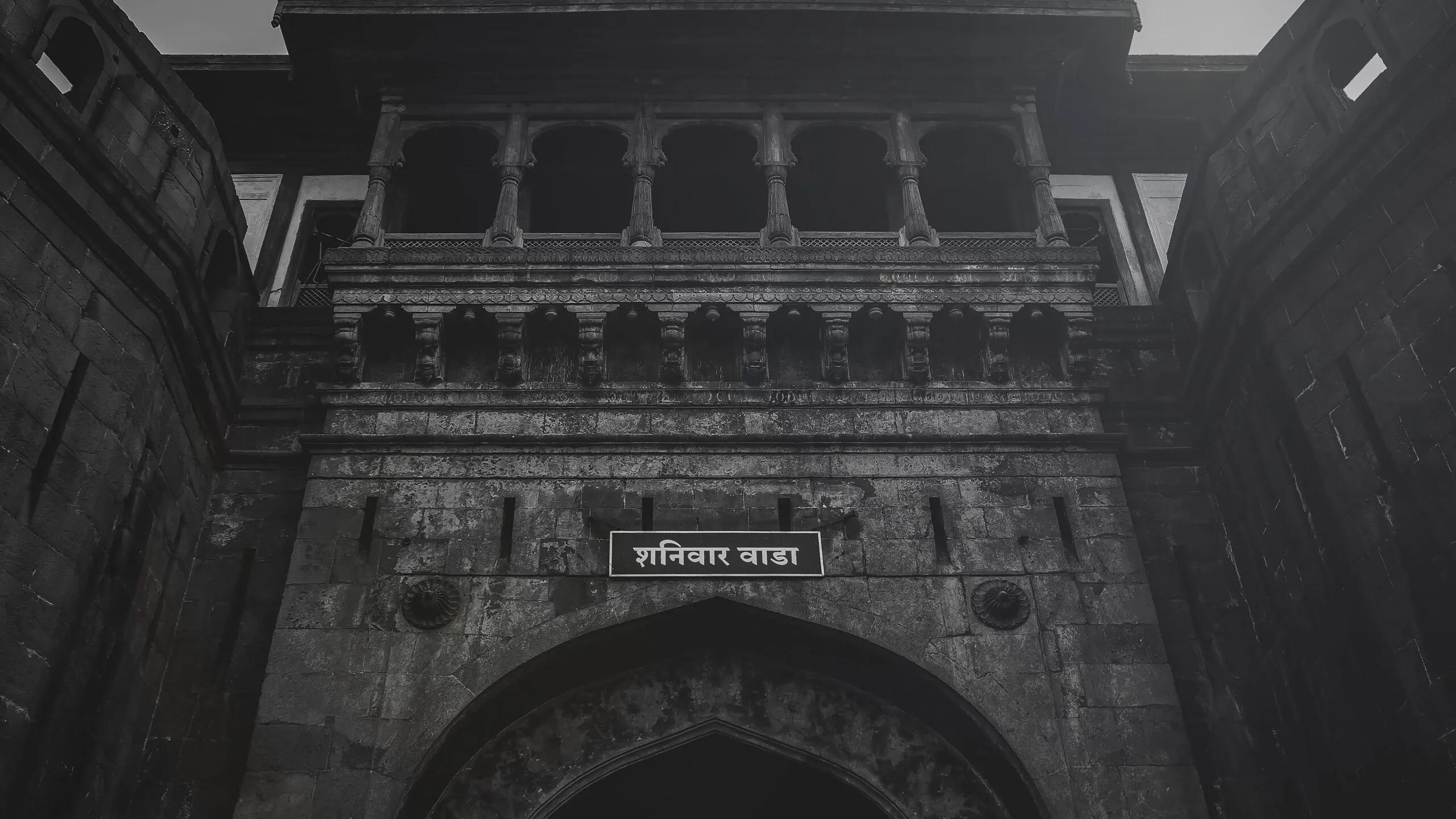 Der steinerne Eingang von Shaniwar Wada liegt nahe der Purple Line der Pune Metro.