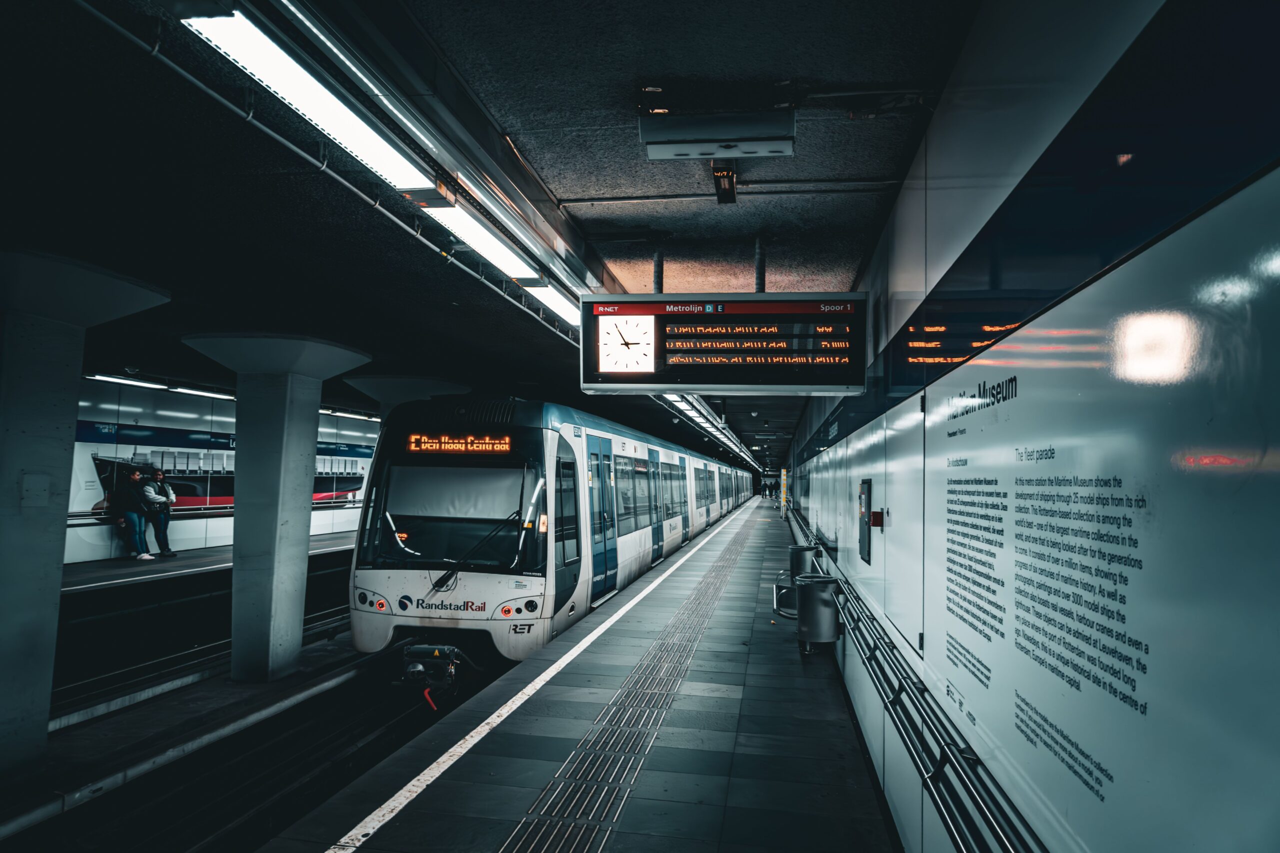 Ein RET-Zug der RandstadRail wartet an der Station Leuvehaven in Rotterdam.