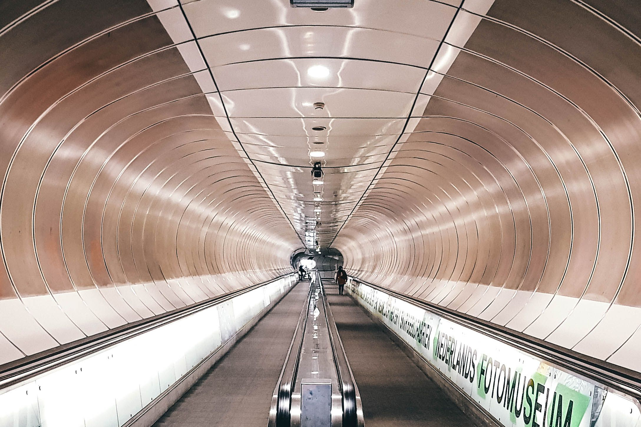 Eine lange Rolltreppe führt durch die Rotterdamer Metrostation Wilhelminaplein.