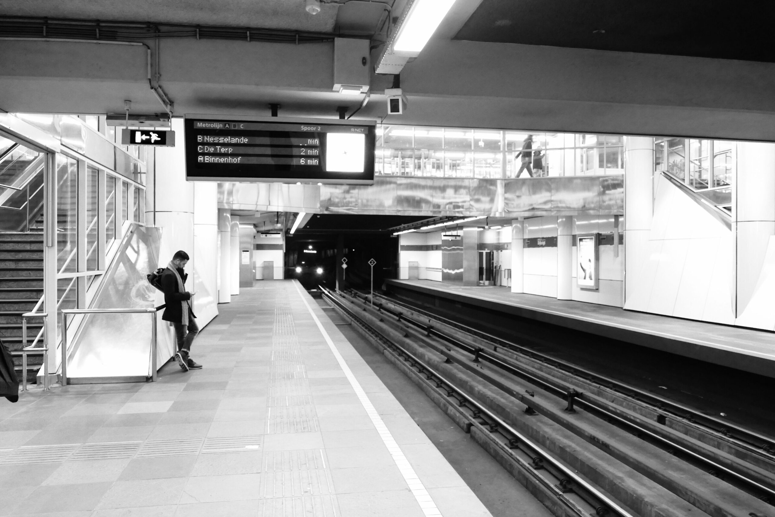 Ein Bahnsteig der Metro Rotterdam zeigt über den Gleisen die Linien A, B und C an.