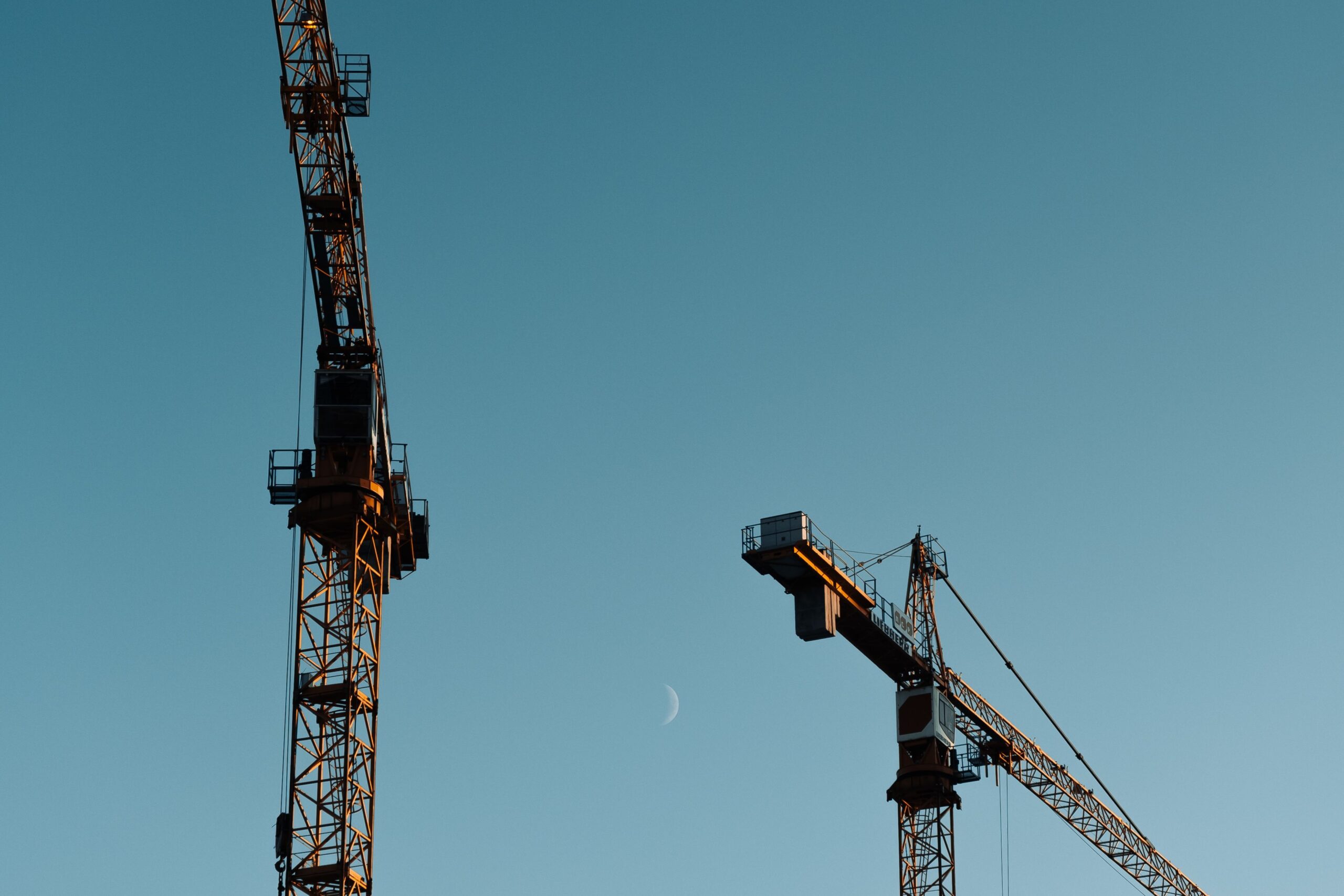 Zwei Baukräne stehen über der Baustelle für den Ausbau der Linie 3 in Sevilla.