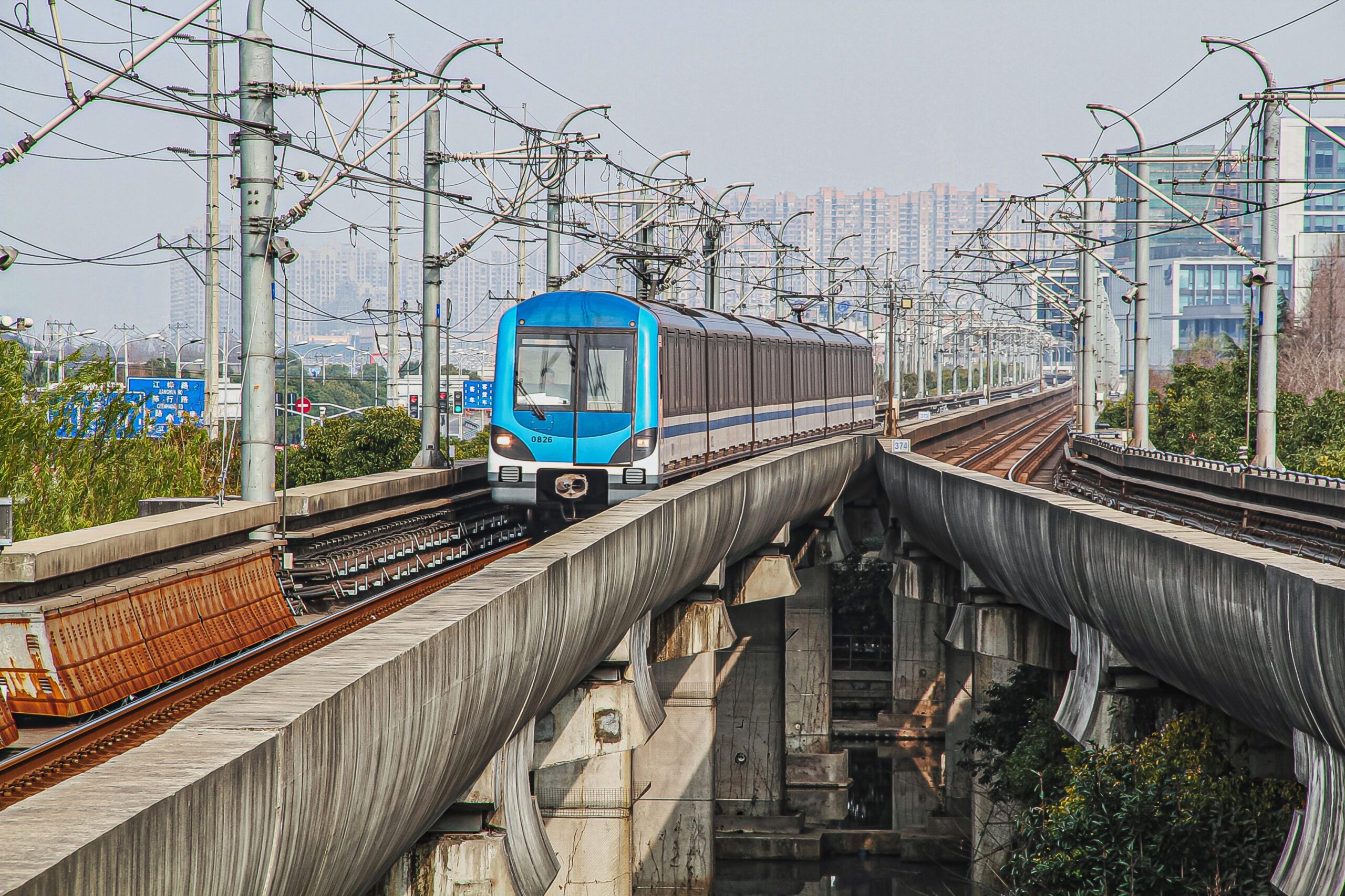 Ein Zug der Metro Shanghai fährt auf einem erhöhten Abschnitt des Streckennetzes.