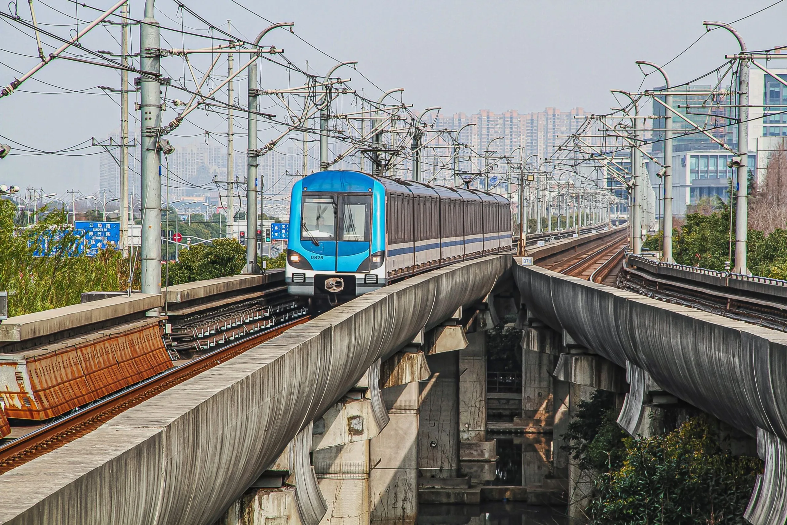 Ein Zug der Metro Shanghai fährt auf einem erhöhten Abschnitt des Streckennetzes.