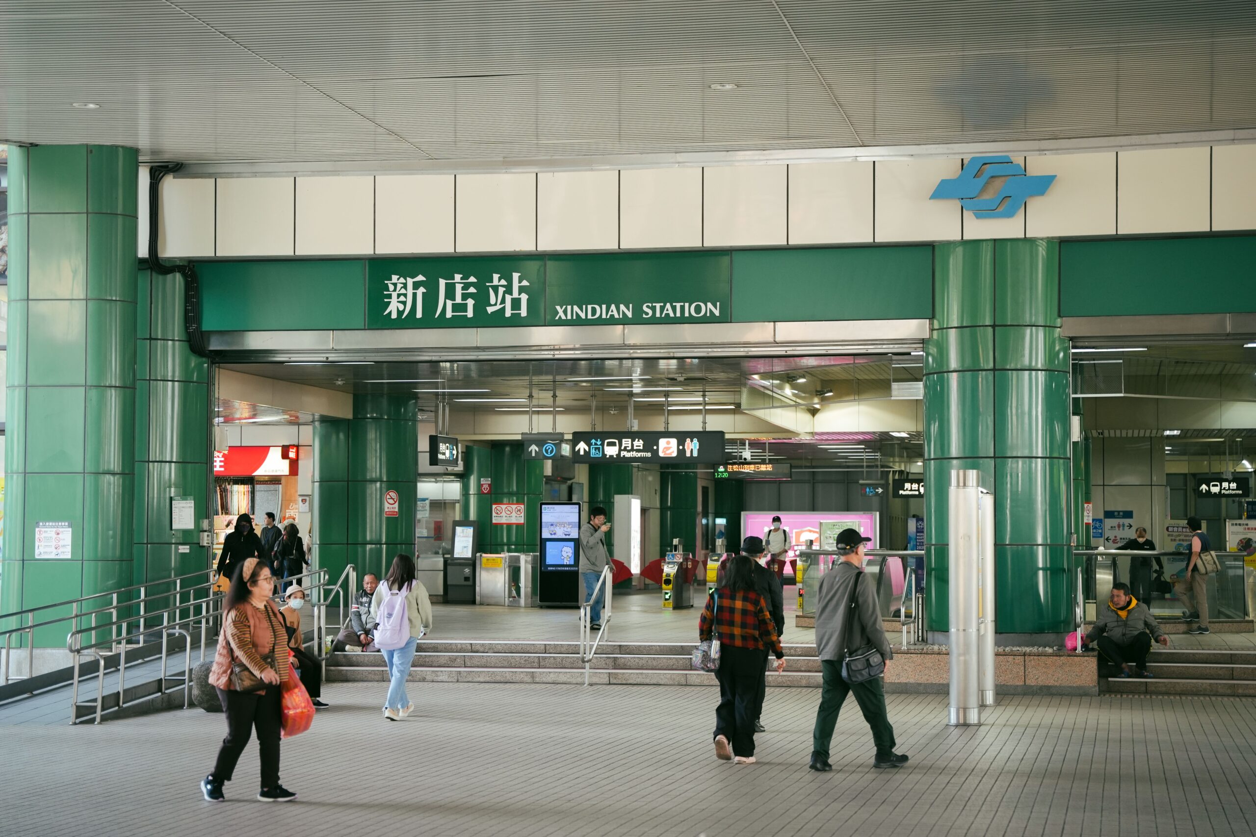 Reisende passieren die Fahrkartensperren und Automaten am Eingang der Taipei Metro in Xindian.