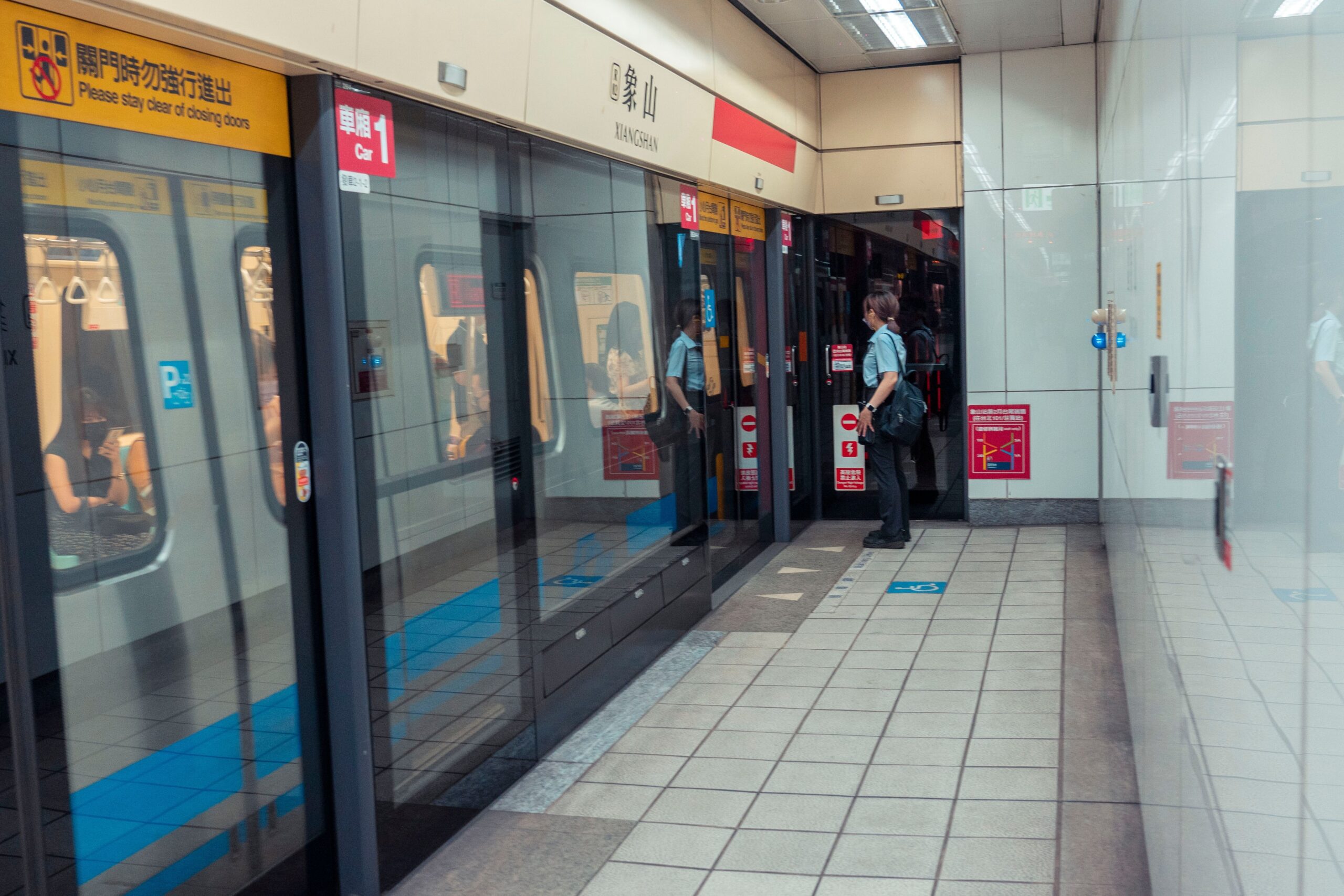 Ein Zug der Taipei MRT wartet an der Station Xiangshan hinter gläsernen Bahnsteigtüren.